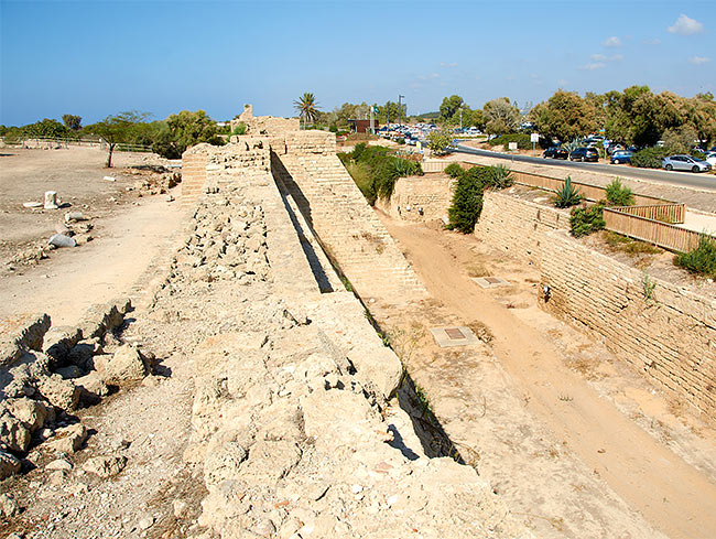 #32 - Стена крепости крестоносцев и сухой ров