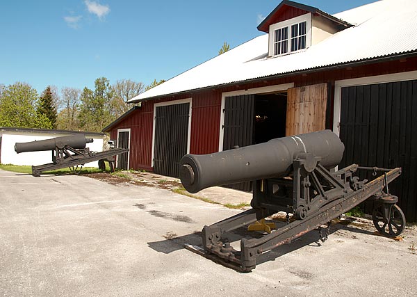 Guns in front of  "Röda förrådet"  house - Gotland fortifications