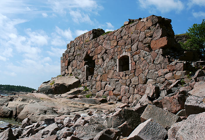 Разрушения южной части форта