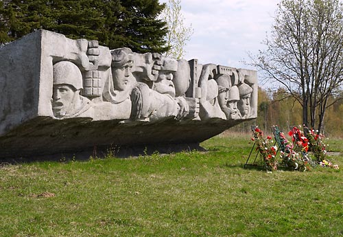WWII memorial near Kakisalmi (Priozersk) haighway - KaUR