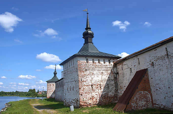 #27 - Hlebennaya (Bread) and Povarnaya (Cook) towers (1630s) of Uspenskiy Monastery