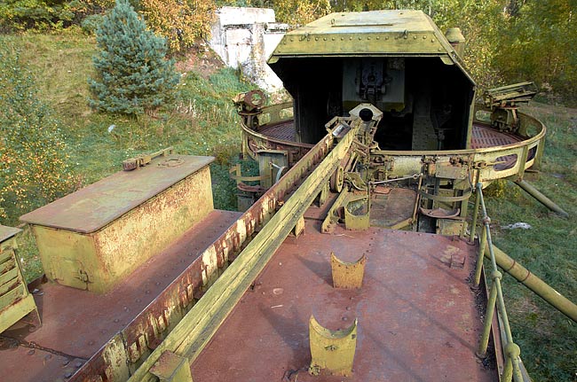 Roller conveyor of TM-1-180 railway gun transporter - Fort Krasnaya Gorka