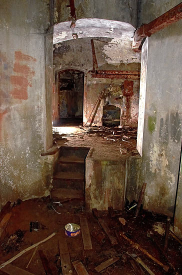 Entrance to the shaft - Fort Krasnaya Gorka