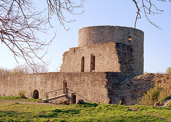 View of the Middle Tower from inside the fortress - Koporye