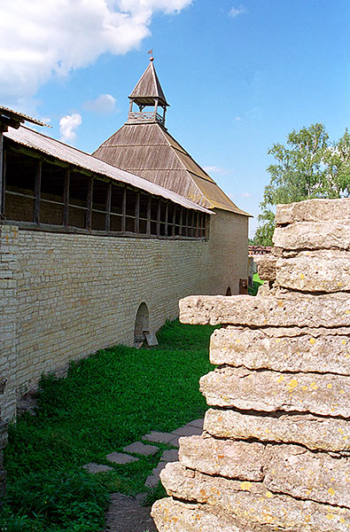 #4 - Vorotnaja tower and restored wall