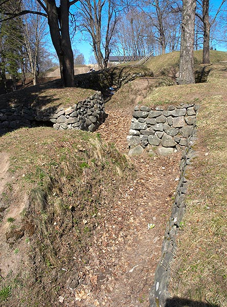 Climbing to the upper fortifications of the fortress