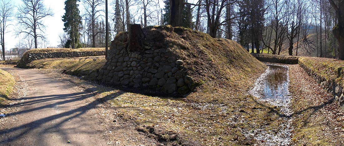 Ravelin, sight from the rear