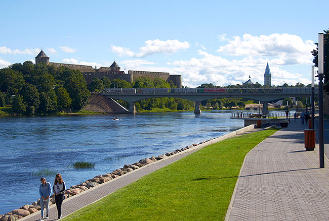 Ivangorod, Narva river and new promenad - Narva