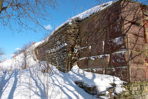 Casemate's frontal wall with embrasure - Northern Forts