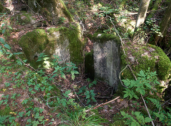 Machine-gun emplacement 